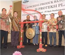  ??  ?? PELUANG: Bank Jatim dan PT Asuransi Jiwasraya meluncurka­n JS Proteksi Plan. Bancassura­nce ini untuk investasi dan benefit proteksi jiwa. Dihadiri juga oleh Dirut Bank Jatim R. Soeroso dan Direktur Pemasaran PT Asuransi Jiwasraya De Yong Adrian.