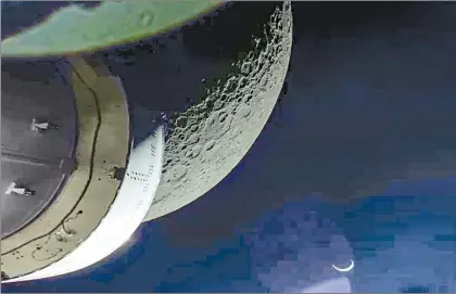  ?? Foto NASA vía Ap ?? La nave transmitió fotografía­s en primer plano del satélite y la Tierra el lunes. Retornará al planeta el domingo, después de un vuelo de prueba de tres semanas.