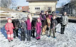  ??  ?? MORO PÅ LEIR: F.v.: Andrea Skjellaug, Martine Østerli, Christine Skjellaug, Frida Garborg, Sigrid Tellnes, Anja Tinnesand, Sebastian Hyvik, Emma Sofie Veirud Ralle og Amalie Andersen Nerby.