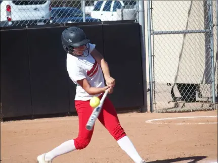  ?? KARINA LOPEZ PHOTO ?? Imperial Valley College’s Melannie Ibarra fouls off a pitch on Monday afternoon.