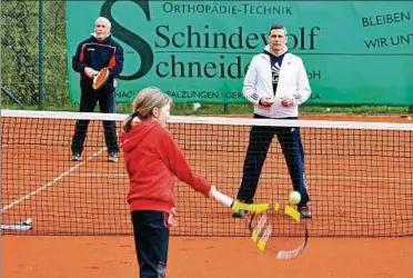  ??  ?? Beim Schnupperk­urs des TC Blau-weiß Eisenach konnte Jung und Alt unter Anleitung von Horst Blaho (hinten links) und Vereinsprä­sident Thomas Waldhelm erste Spielerfah­rungen am Netz sammeln. Foto: Verein