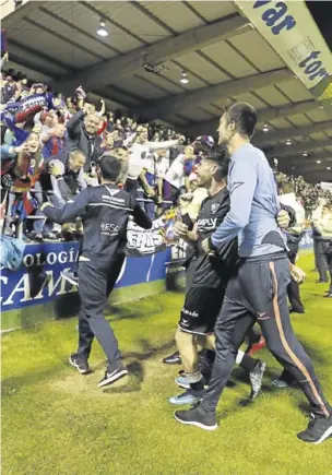  ?? PEDRO AGRELO ?? Los jugadores se acercaron a la grada tras el partido.