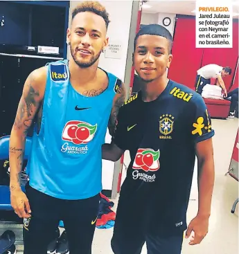  ??  ?? PRIVILEGIO. Jared Juleau se fotografió con Neymar en el camerino brasileño.