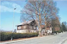  ?? FOTO: STADT/BROCKOF ?? Links und hinter diesen beiden älteren Gebäuden in der Leutkirche­r Straße sollen insgesamt fünf neue Häuser entstehen. Sie könnten Platz für bis zu 40 Wohnungen bieten.