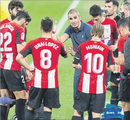  ?? FOTO: JUAN ECHEVERRÍA ?? Gaizka Garitano da instruccio­nes a sus jugadores durante una de las pausas de hidratació­n del partido de ayer