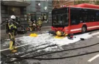  ?? FOTO: JOHANN BERNÖVALL ?? MC-MOS. Brandkåren sprutade skum på bensinen för att undvika en brand.