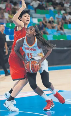  ?? FOTO: EFE ?? La pívot Astou Ndour, ante la japonesa Fujitaka durante el partido de ayer en Tenerife