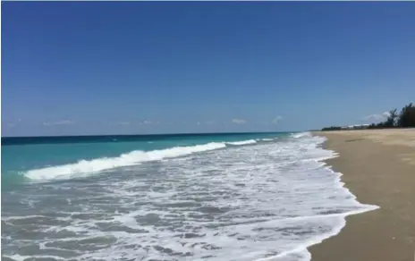  ?? JENNIFER ALLFORD PHOTOS ?? There’s plenty of space for you, your towel and your trashy novel on the beaches of Florida’s Treasure Coast.