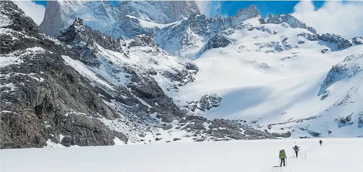  ?? Gentileza de Pierre Pitte ?? El equipo científico del Ianigla se dirige hacia el cerro Fitz Roy, en Santa Cruz, para medir el glaciar de Los Tres