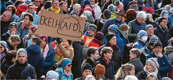  ?? Foto: Karl-Josef Hildenbran­d, dpa ?? Bei der großen Demonstrat­ion gegen Rechtsextr­emismus und für die Demokratie gingen in München Hunderttau­sende Menschen auf die Straße.