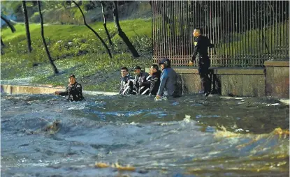  ??  ?? Más de 2 mil elementos trabajaron para liberar vialidades y el Metro.