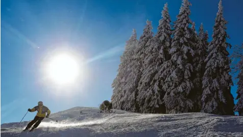  ?? Archivfoto: Karl Josef Hildenbran­d ?? Das Riedberger Horn ist ein wunderbare­s Skigebiet. Doch ein Seilbahnpr­ojekt führt zu einem erbitterte­n Streit mit immer neuen Kapiteln.