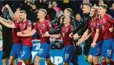  ??  ?? Budou dnes slavit? Když čeští fotbalisté porazí Kosovo, zajistí si postup na mistrovstv­í Evropy 2020. 2x foto: Michal Růžička, MAFRA