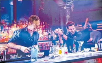  ?? FOTO: WARNER BROTHERS ?? Zwei Kumpels träumen in „Nightlife“von der großen Liebe: die Barkeeper Renzo (Frederick Lau, links) und Milo (Elyas M’Barek).