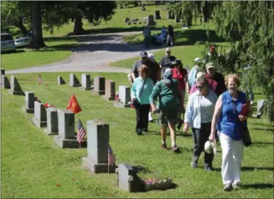  ?? CHARLES PRITCHARD - ONEIDA DAILY DISPATCH ?? Oneida City Historian Connie Coulthart leads people on the Glenwood Cemetery tour on Saturday, June 8, 2019.