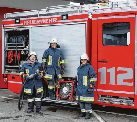  ?? Foto: Josef Thiergärtn­er ?? Bettina Stuhlenmil­ler, Petra Eckert und Gudrun Rappler (von links) sind schon seit Jahrzehnte­n bei der Freiwillig­en Feuerwehr Altenmünst­er aktiv.