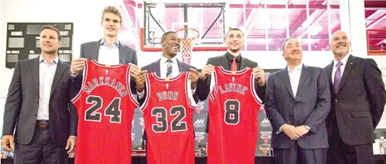  ?? | JAMES FOSTER/ FOR THE SUN- TIMES ?? Therewere smiles all around from Fred Hoiberg ( from left), Lauri Markkanen, Kris Dunn, Zach LaVine, Gar Forman and John Paxson on Tuesday.