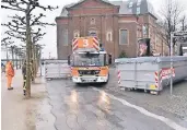  ??  ?? Am Rheinufer wurden gestern Container aufgestell­t. Die Feuerwehr testete, ob sie im Ernstfall durchkommt.