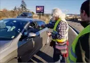  ??  ?? Pas de blocage au rond-point de l’A, où des militants proposaien­t des tracts aux automobili­stes.