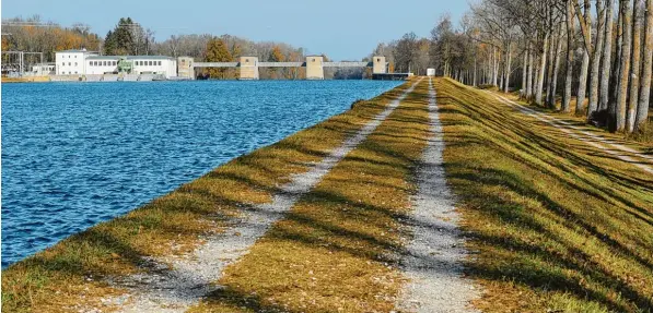  ?? Foto: Marcus Merk ?? Während der Dammarbeit­en ist die Überführun­g am Wasserkraf­twerk Ellgau für Fußgänger und Radler gesperrt.