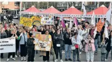  ?? FOTO: BECKERBRED­EL ?? Am internatio­nalen Tag gegen Rassismus zeigten 300 Teilnehmer einer Kundgebung in Saarbrücke­n Flagge gegen Rechtsextr­emismus.