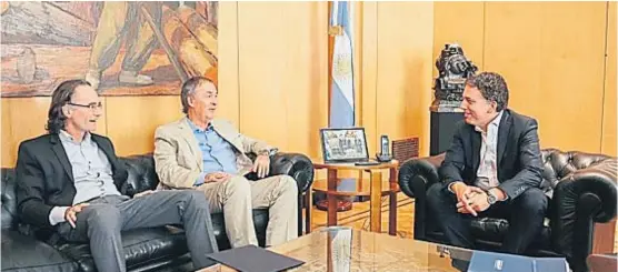  ?? (GOBIERNO DE LA PROVINCIA) ?? Economía. El ministro de Finanzas de la Provincia, Osvaldo Giordano, junto a Juan Schiaretti y a Nicolás Dujovne.