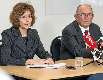  ?? STUFF ?? Helen Mason and John Tait at a DHB media conference yesterday.