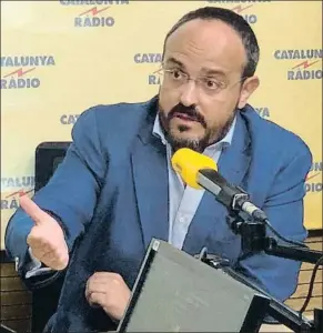  ?? PPC ?? Alejandro Fernández durant l’entrevista radiofònic­a d’ahir