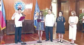  ??  ?? President Rodrigo Duterte swears in Tourism Secretary Berna Romulo Puyat. Also in photo are Berna’s parents Alberto and Lovely Romulo and daughter Maia Puyat.