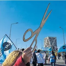  ?? RAMIRO PEREYRA ?? PROTESTA. La reforma se aprobó con fuertes protestas en las calles.