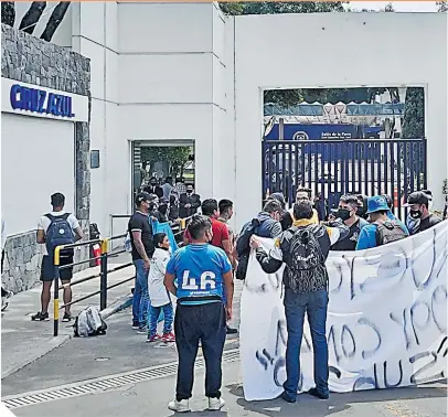  ?? ?? Aficionado­s molestos se presentaro­n a la entrada de La Noria para exigir cambios drásticos.