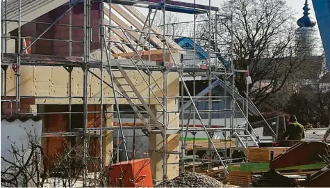  ?? Fotos: Gerald Modlinger, Christian Rudnik, Renate Greil ?? Hier an der Bannzeile in Dießen wird gerade ein Einfamilie­nhaus gebaut. Doch der Traum vom eigenen frei stehenden Haus lässt sich angesichts der hohen Preise in den Am‰ merseegeme­inden immer seltener erfüllen.