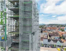  ?? FOTO: RALF LIENERT ?? Seit Juni sind Handwerker mit der Sanierung der beiden Türme an der Basilika St. Lorenz beschäftig­t. Doch für diesen Blick auf die Stadt und das Alpenpanor­ama haben sie wenig Zeit. Insgesamt dauern die Arbeiten am barocken Gotteshaus bis 2021.