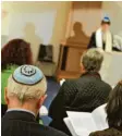 ??  ?? Der Schutz jüdischer Einrichtun­gen soll bundesweit verbessert werden. Foto: dpa