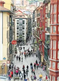  ?? - D. P. et DR Photos M. O. ?? En haut, l’écrin magique de San Mamès, fief de l’Athletic Bilbao ; le quartier de « casco viejo », coeur historique de la cité et place incontourn­able pour faire la fête ; la statue de Rafael Moreno, le pichichi.
