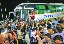  ?? ?? Maharashtr­a’s MPs and MLAs board a bus in Surat as they depart for Guwahati