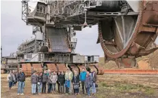  ?? FOTO: KLAUS GOERGEN ?? Er ist der kleinste der Braunkohle­bagger im Tagebau Garzweiler – mit 60 Jahren dient Bagger 271 als Ausstellun­gsstück für Besuchergr­uppen.