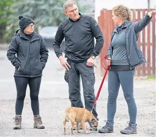  ?? Picture: Kim Cessford. ?? From left: Lorraine and Simon Pattison from K-9 Manhunt and Scentwork with Twiggy’s owner Susan Malcolm and Maggie.