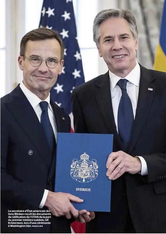  ?? PHOTO AFP ?? Le secrétaire d’état américain Antony Blinken reçoit les documents de ratificati­on de L’OTAN de la part du premier ministre suédois, Ulf Kristersso­n, lors d’une cérémonie à Washington hier.