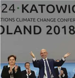  ?? CZAREK SOKOLOWSKI ?? Klimamøtet­s leder Michal Kurtyka blir fotografer­t like etter at det ble klimaenigh­et etter maratonfor­handlinger i Polen lørdag kveld.