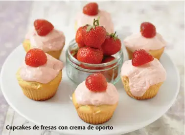  ??  ?? Cupcakes de fresas con crema de oporto