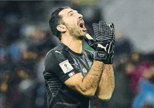  ?? VALERIO PENNICINO / GETTY ?? Gianluigi Buffon, leyenda del fútbol italiano, expresa su desesperac­ión ante el fracaso del conjunto de Ventura