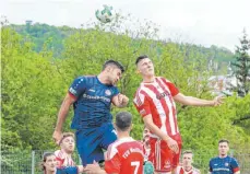  ?? FOTO: PETER SCHLIPF ?? Sie haben alles rausgehaue­n. Am Ende siegt die TSG verdient mit 3:1 gegen Weilheim (rotes Trikot).