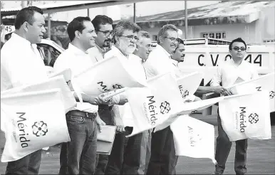  ??  ?? “Banderazo” de la base Oriente de Vías Terrestres, ayer. Participan, entre otros, el presidente del Colegio de Ingenieros Civiles del Sureste, David Jesús Carrillo Tec; el alcalde de Mérida, Mauricio Vila Dosal; el director municipal de Obras Públicas,...