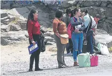  ??  ?? Jóvenes y adultos aguardaban a la orilla de la carretera a la espera de un aventón o el abordaje de los buses de Choluteca.