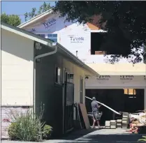  ?? ANDA CHU – STAFF PHOTOGRAPH­ER ?? Constructi­on work on a garage being built with a granny flat on top in a Redwood City.