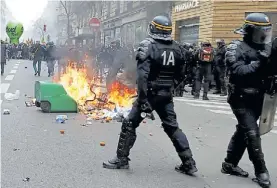  ?? RTR ?? Disturbios. Un tacho de basura incendiado durante las protestas.