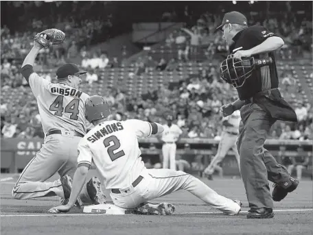  ?? Robert Gauthier Los Angeles Times ?? TWINS PITCHER Kyle Gibson, covering third base, tags out the Angels’ Andrelton Simmons, who tried to advance in the first inning.