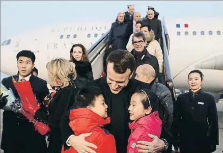  ?? REUTERS ?? Calurosa bienvenida al presidente Macron y la delegación francesa en una Xian invernal