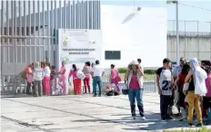  ??  ?? Personas denunciaro­n que durante los días de visita un hombre cobra por apartar los lugares en la fila para ingresar al reclusorio.